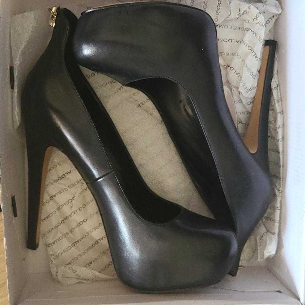 Like new Aldo platform heels